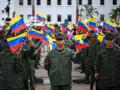 Miembros de la Fuerza Armada Nacional Bolivariana (FANB) ondean la bandera venezolana durante una ceremonia militar en Fuerte Tiuna, Caracas