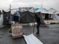 Un hombre arregla su tienda de campaña en un campamento improvisado que alberga a palestinos desplazados después de las fuertes lluvias en el barrio de Zeitoun de la ciudad de Gaza