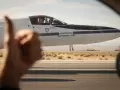 Un piloto hace señales a un miembro de la tripulación antes del despegue del Centro de Investigación de Vuelo Armstrong de la NASA en Edwards, California