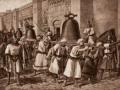 Ilustración con el traslado de vuelta de las campanas de Santiago de Compostela a hombros de esclavos después de la conquista de Córdoba