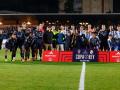 Los jugadores del CF Talavera y el Real Madrid posan con la familia de Javier Dorado en el homenaje al exfutbolista
