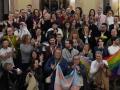 Diputados del Parlament y entidades LGTBI celebran la aprobación de la reforma de la ley en el Parlament