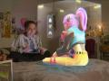 Una adolescente "habla" con su holograma creado por IA