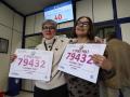 Empleados de la administración celebran que han vendido parte del número 79432 correspondiente al ‘Gordo’ 
Fernando Otero / Europa Press
22 DICIEMBRE 2025 LOTERÍA DE NAVIDAD
22/12/2025
