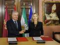 El alcalde de Sevilla, José Luis Sanz, y la portavoz de Vox, Cristina Peláez, tras firmar el acuerdo de presupuestos