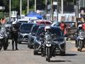 El convoy de la Policía Federal que transporta al expresidente de Brasil (2029-2023) Jair Bolsonaro, se dirige al Hospital DF Star, donde será sometido a una cirugía de hernia, en Brasilia