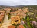 Vista aérea del pintoresco pueblo medieval de Calatañazor (Soria)