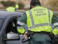 Una agente de la Guardia Civil de Tráfico con un conductor