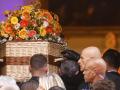 El ataúd de mimbre de Brigitte Bardot sale de la iglesia en Saint-Tropez