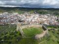 Vista aérea del municipio de Alanís y su castillo, en la provincia de Sevilla