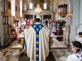 Un sacerdote celebra la misa en una iglesia del Tirol