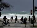 (Foto de ARCHIVO)
Varias personas caminan delante de las olas durante el frente meteorológico, a 23 de febrero de 2024, en A Coruña, Galicia (España). La Agencia Estatal de Meteorología (Aemet) decretó un aviso naranja por temporal costero en el litoral gallego que ya está activo. El noroeste y oeste de A Coruña y el litoral lucense están en nivel de alerta rojo (riesgo extremo) desde este mediodía hasta las 17:00 horas de mañana. El 112 Galicia ha dado varias pautas para evitar los riesgos existentes en el litoral gallego, donde se esperan olas de hasta nueve metros.

M. Dylan / Europa Press
23 FEBRERO 2024;METEOROLOGÍA;AEMET;AVISO;NARANJA;ALERTA;ROJO;LITORAL;OLAS
23/2/2024