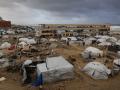 Una fotografía muestra tiendas de campaña que albergan a familias palestinas desplazadas, instaladas a lo largo de la costa de la ciudad de Gaza