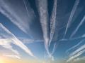 Estelas de condensación en el cielo