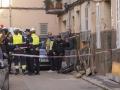 Agentes de Policía vigilan en la zona de la vivienda donde un joven de 18 años ha fallecido esta madrugada en el derrumbe esta madrugada de la misma, situada en la calle Sant Francesc en Manacor