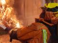 Imagen de archivo de un bombero del Consorcio Provincial de Valencia apagando una hoguera por San Antonio