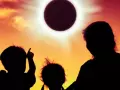 Imagen de archivo de una familia observando un eclipse