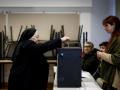 Una monja deposita su voto en Lisboa durante las elecciones presidenciales