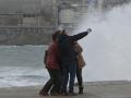 (Foto de ARCHIVO)
Un grupo de personas se hace una fotografía en la zona de las Esclavas, a 8 de diciembre de 2021, en A Coruña, Galicia, (España). La borrasca Barra ha hecho que la Xunta haya activado para todo el litoral gallego una alerta naranja por temporal costero. Según las previsiones de la Aemet, todo el litoral de la Comunidad mar combinado del noroeste podría registrar olas de cinco a siete metros para hoy. Además, para las costas del noroeste en otros puntos de la región, las olas podrían ser de seis a ocho metros junto a fuertes vientos.

M. Dylan / Europa Press
08 DICIEMBRE 2021;TEMPORAL;FRIO;LLUVIA;GALICIA
08/12/2021