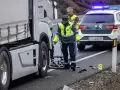 Efectivos de la Guardia Civil en las inmediaciones del lugar en el que un ciclista ha fallecido este lunes al ser arrollado por un vehículo articulado en el kilómetro 16,5 de la variante SO-20 en Soria capital