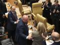 La bancada popular aplaude a su compañero, Manuel Naharro Gata (2d) tras ser proclamado nuevo presidente de la Asamblea tras la votación de este martes en la Asamblea de Extremadura que celebra su sesión constitutiva