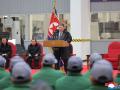 Kim Jong Un pronunciando un discurso al finalizar la primera fase de renovación y modernización del Complejo de Máquinas Ryongsong en la provincia de Hamgyong del Sur, Corea del Norte