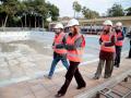 Imagen de la alcaldesa María José Catalá visitando las obras en la piscina del Parque del Oeste.