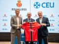 De derecha a izquierda, Andy Kohlberg, presidente del RCD Mallorca, Javier Tello, director general de la Fundación Universitaria San Pablo CEU, y Alfonso Díaz, CEO de Negocio del RCD Mallorca