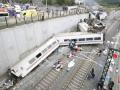El tren Alvia que cubría la ruta entre Madrid y Ferrol tras descarrilar en la curva de Angrois, cerca de Santiago de Compostela, en julio de 2014