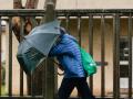 A Mariña, Lugo. La Xunta de Galicia suspende las clases en la comarca lucense de A Mariña debido a la entrada de la borrasca Ivo, que deja fuertes vientos en tierra en la comarca. En la imagen, una mujer sujeta el paraguas con fuerza al pasar frente al IES Gregorio Sanz, en Ribadeo, en la mañana del miércoles 29 de enero