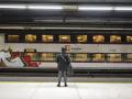 Una mujer espera un tren de Rodalies, en la estación de Sants de Barcelona