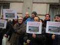 Varias personas durante la concentración en rechazo a la absolución del exdirector de seguridad de Adif tras el accidente de Angrois, a 26 de enero de 2026, en Madrid (España). El accidente ferroviario de Angrois, en 2013, dejó 80 muertos y más de 140 heridos al descarrilar un tren Alvia a la entrada de Santiago de Compostela. Ahora, la Audiencia de A Coruña ha absuelto al exdirector de Seguridad de Adif y mantiene al maquinista como único condenado por imprudencia profesional grave.

Fernando Sánchez / Europa Press
26/1/2026