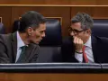Pedro Sánchez y el ministro Félix Bolaños, durante el Pleno de este martes
