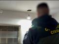 Imagen de la Guardia Civil en la puerta del bar donde se han encontrado las cámaras