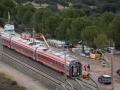 Trabajadores realizan tareas de retirada de los vagores en el punto de las vías donde tuvo lugar el accidente de trenes de Adamuz