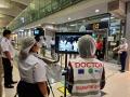 Una foto difundida por el Aeropuerto de Suvarnabhumi muestra a funcionarios de salud tailandeses con mascarillas protectoras monitoreando a los pasajeros de vuelos internacionales que llegan al Aeropuerto de Suvarnabhumi