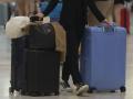 (Foto de ARCHIVO)
Una persona con maletas, en el Aeropuerto Adolfo Suárez Madrid-Barajas, a 1 de agosto de 2025, en Madrid (España). Las aerolíneas han programado 28.466 vuelos en los aeropuertos de la red española de Aena para este fin de semana, entre el jueves 31 de julio y el domingo 3 de agosto, algo menos que un año antes (28.681), cuando el mes comenzó el jueves. El día con más vuelos programados será el sábado, 2 de agosto, cuando hay previstos 7.176 operaciones, seguido del domingo, con 7.129 programadas. Para el jueves se han programado 7.087 y para el viernes unos 7.074.

Eduardo Parra / Europa Press
01 AGOSTO 2025;AEROPUERTO;BARAJAS;AENA;VUELOS;VACACIONES;OPERACIÓN SALIDA;MALETA;
01/8/2025