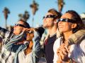 Un grupo de personas observando un eclipse