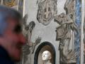 La reciente restauración de la basílica de San Lorenzo in Lucina, situada en pleno centro de Roma, ha desatado una inesperada polémica política y cultural tras detectarse que uno de los ángeles pintados en los frescos del templo presenta un rostro muy similar al de la primera ministra italiana, Giorgia Meloni, informa Efe. El asunto ha generado una inmediata reacción de la oposición, que ya ha reclamado explicaciones oficiales, según informó este sábado el diario La Repubblica.