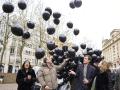 Samuel Vázquez (d), portavoz de Vox de Seguridad e Inmigración, la parlamentaria, Amaia Martinez (i), y otros cargos del partido, durante la suelta de 379 globos negros este jueves en Vitoria para reivindicar la adopción de medidas para el esclarecimiento de los 379 crímenes de ETA aún no resueltos completamente