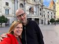 Imagen de Pilar Bernabé y Josep Moreno tomada frente al Ayuntamiento de Valencia