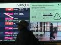 Un panel muestra los horarios de los trenes de alta velocidad en la estación de atocha de Madrid este lunes