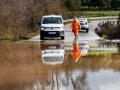 Las intensas lluvias caídas en las últimas horas han provocado el corte de varias carreteras en Ciudad Rodrigo (Salamanca), debido al desbordamiento de agua en la calzada.