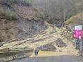 Nuevo derrumbe de rocas y tierra en el acceso a Peñalba de Santiago (León) solo un mes después de su reapertura