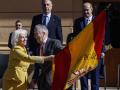 Imagen de Hortensia Herrero y el ministro Fernando Grande-Marlaska durante el acto de entrega de la Bandera de España a la Jufatura Superior de la Policía Nacional de Valencia.