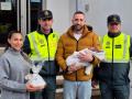 Imagen de los padres del bebé con los dos miembros de la Guardia Civil