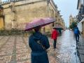 Mujer con paraguas en un día de lluvia junto a la Mezquita Catedral de Córdoba