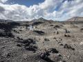 Astronautas, astrobiólogos e ingenieros espaciales explorando los paisajes volcánicos de la isla canaria de Lanzarote