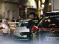 Imagen de una agente de la Guardia Civil junto a la casa en la que se produjo el doble crimen