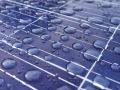 Lluvia en un panel solar